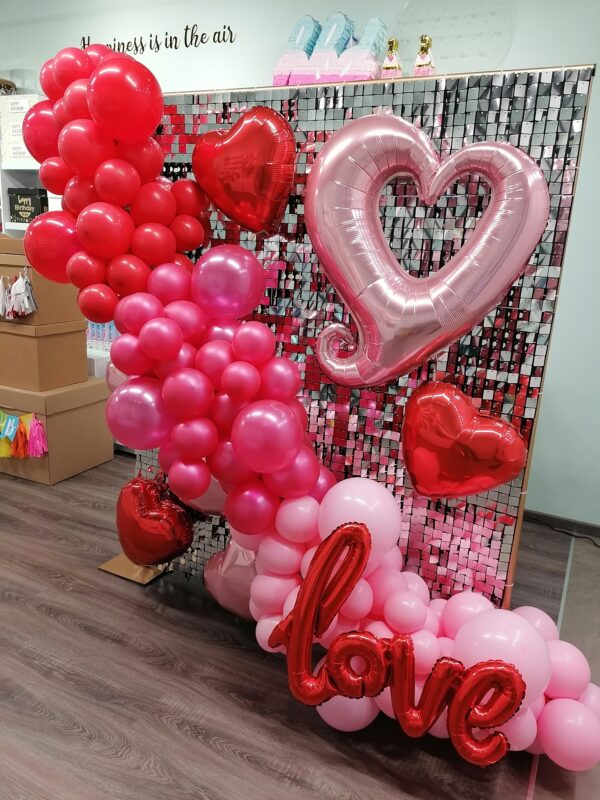 Shimmer Wall San Valentín con Guirnalda Orgánica a Tres Tonos. Tres Corazones de Foil de 46cm & Corazón Gigante de 91cm