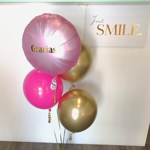 Ramillete círculo con dos globos cromados